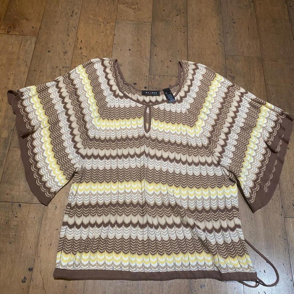 Liz‎ Claiborne brown and yellow striped knit top with tie back detail. Size L